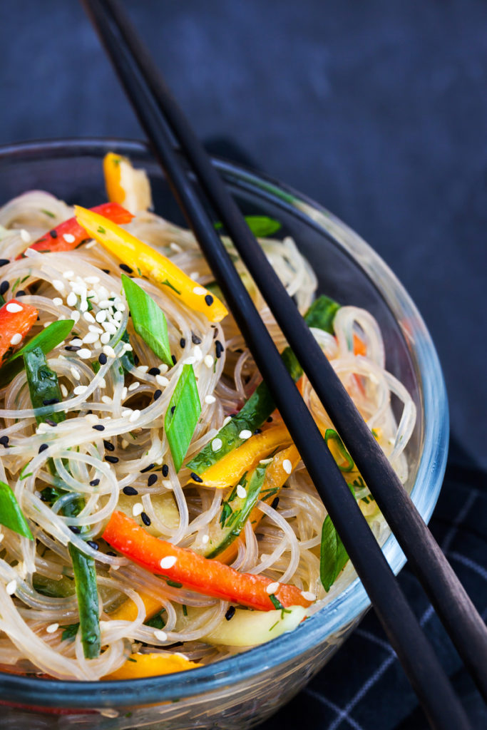 delicious-asian-rice-glass-noodles-with-2QHP3G4-1-683x1024 Receitas